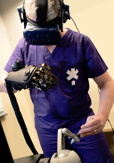 Using HaptX Gloves to Perform Simulated Surgery