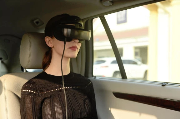 The Luci Immers Virtual Reality Headset will Tap into the Processing Power of Smartphones Tablets and Laptops